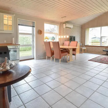 Hébergement de vacances Two-bedroom Holiday In *